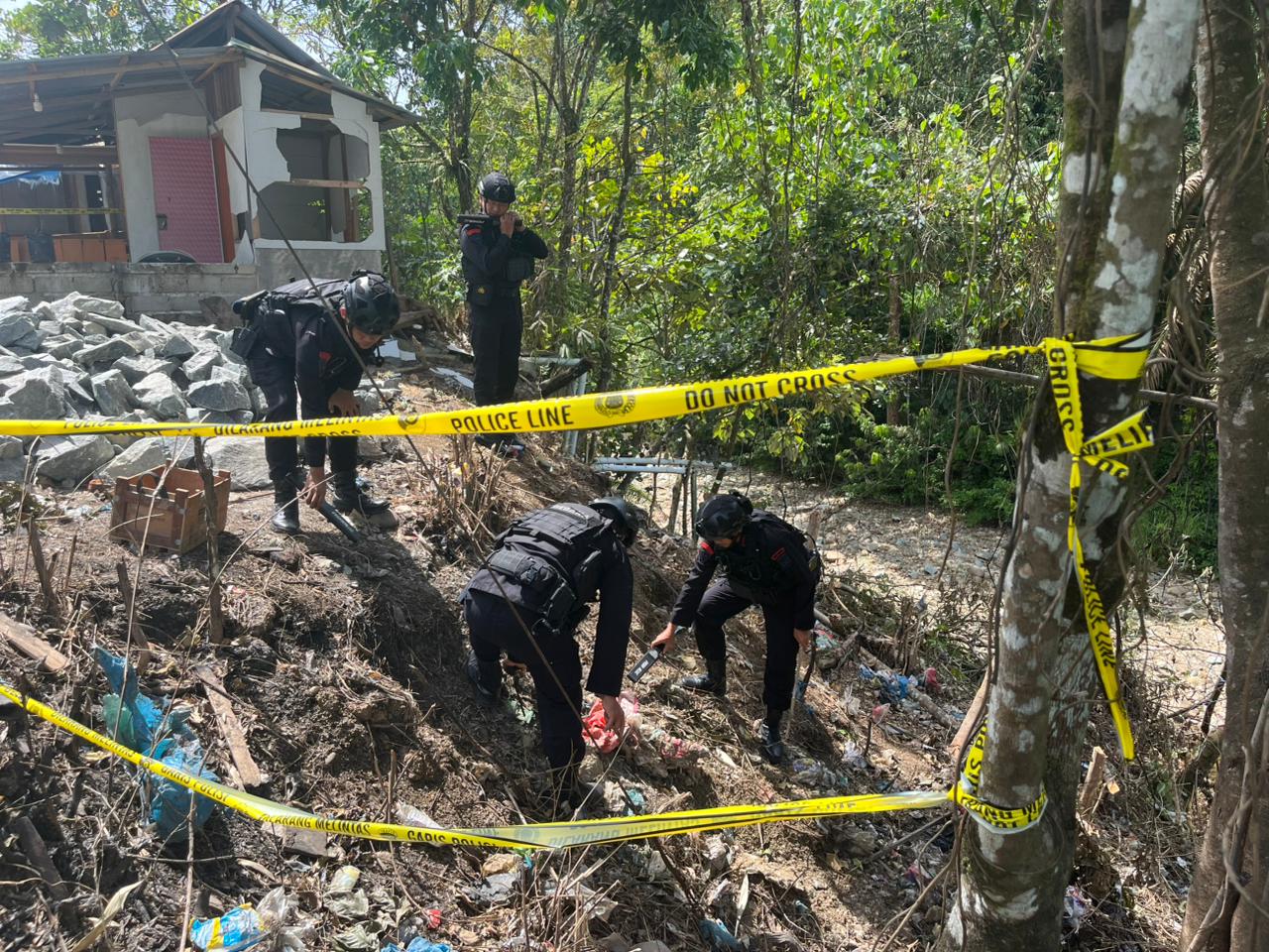 Tim Jibom Satbrimob Polda Sumbar berhasil amankan 262 detonator listrik di Mudik Pasar, Manggilang, Limapuluh Kota, Sabtu (19/7/2025). (Humas Polda Sumbar)