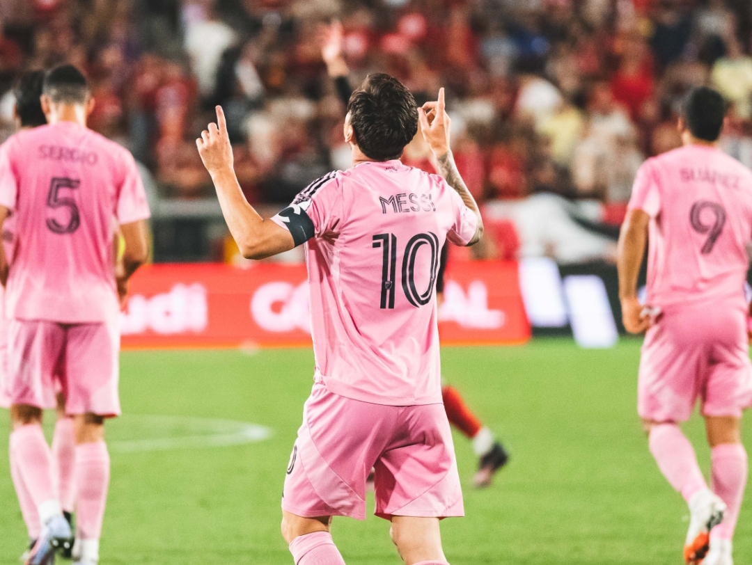 Selebrasi khas Lionel Messi saat Inter Miami menundukkan New York Red Bulls dengan skor telak 5-1 di lanjutan MLS 2025.(Foto: X/ @InterMiamiCF)