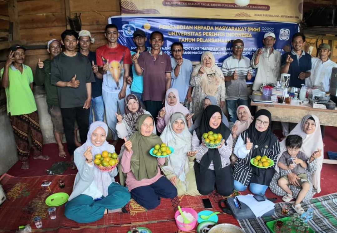 Tim PKM Upertis bersama petani jeruk di Baruah Gunuang II, Nagari Baruah Gunuang, Kecamatan Bukit Barisan, Kabupaten Limapuluh Kota. (Foto: IST)