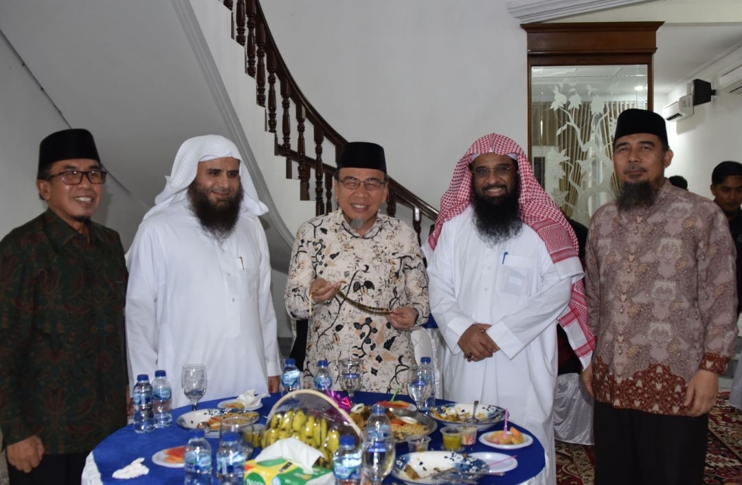 Wawako Padang Maigus Nasir menerima kunjungan kehormatan dari Atase Agama Kedutaan Arab Saudi, Syekh Ahmad bin Essa Al Hazimi, Sabtu malam (19/7/2025).(Foto: Prokopim)