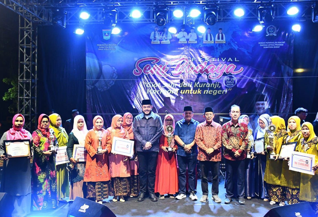 Wako Fadly Amran menghadiri Semarak Festival Seni Budaya Kuranji di Lapangan Apeksi, Komplek Balai Kota Padang, yang digelar Sabtu-Minggu (19-20 Juli 2025).(Foto: Prokopim)