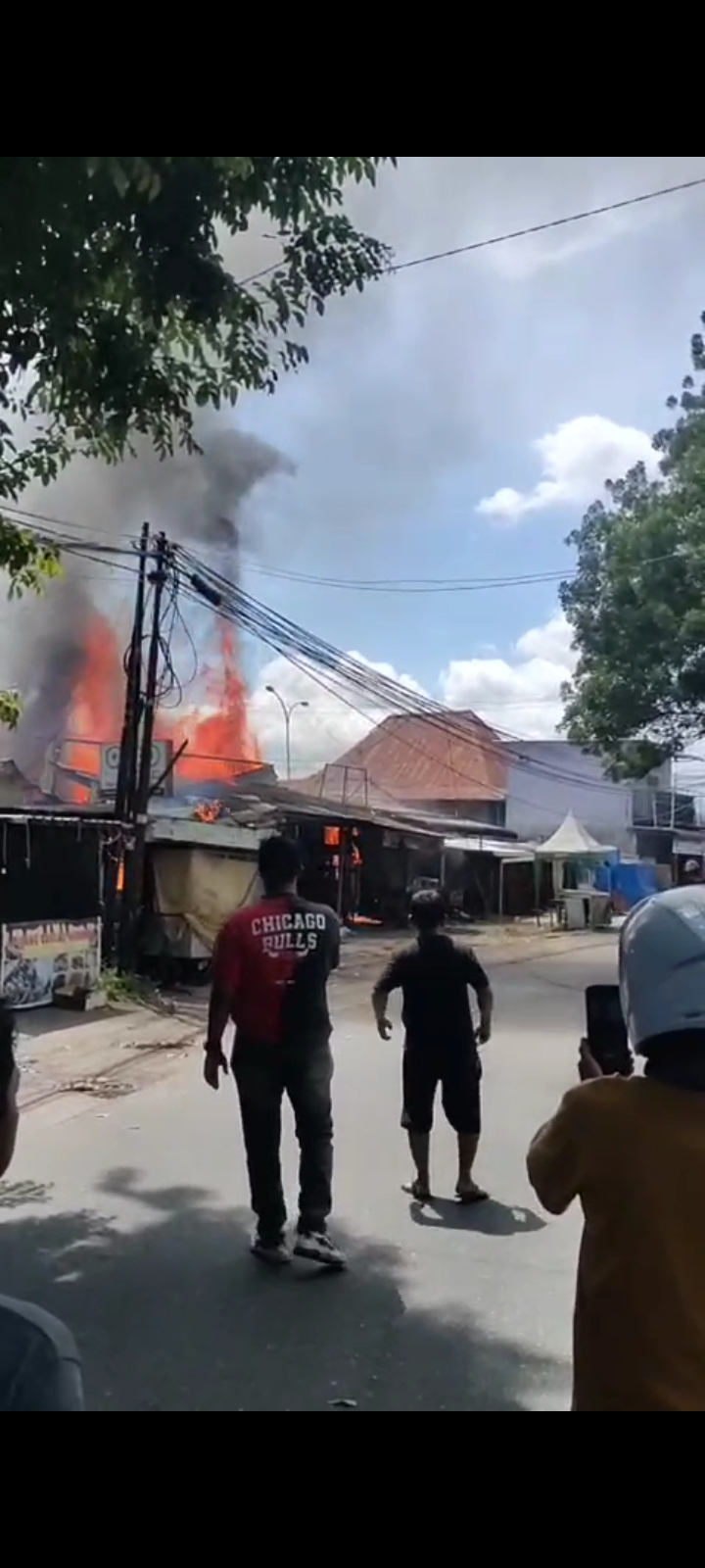 Kebakaran rumah dan toko di Ujung Tanah, Lubeg, Kota Padang, Minggu (20/7/2025) siang.