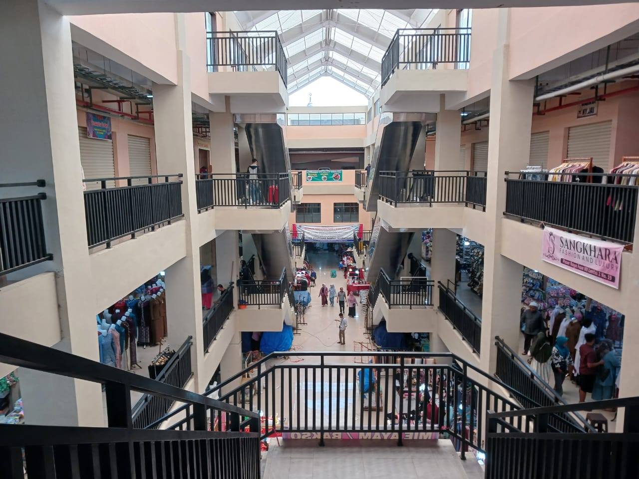 MODERN: Pasar semimodern Fase VII Pasar Raya Padang terlihat sepi pekan lalu.(SURYANI/PADEK)