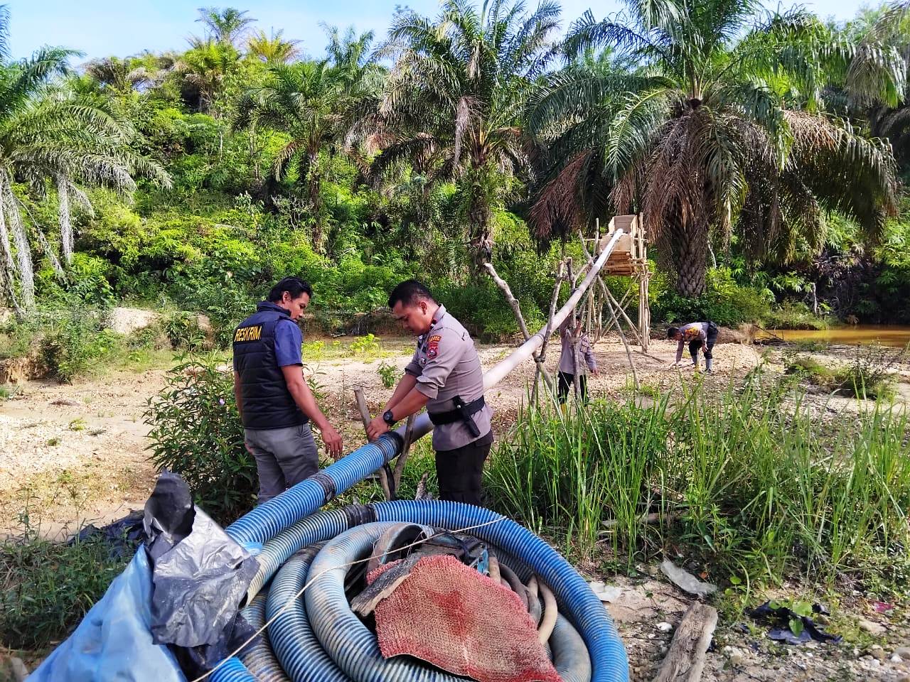 BARANG BUKTI: Tim Satgas Anti Ilegal Mining Polsek Sangir Jujuan memusnahkan satu unit dompeng, rol spiral, asbuk, dan karpet asbuk di lokasi tambang emas ilegal. (POLSEK SANGIR JUJUAN UNTUK PADEK)