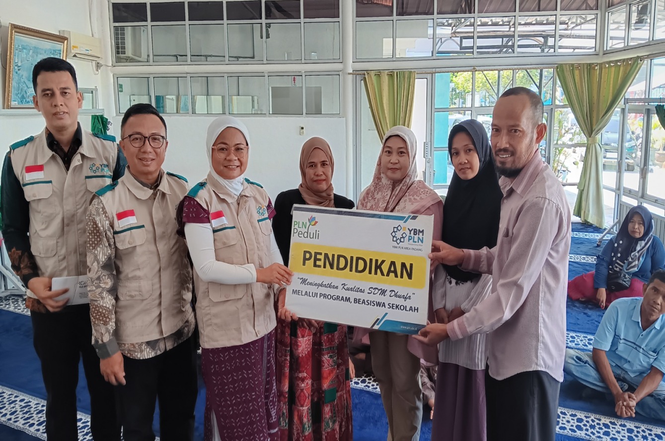 YBM PLN UP3 Padang salurkan bantuan pendidikan Rp31,5 juta kepada 18 mustahiq di Sumbar, wujud kepedulian pegawai PLN melalui pengelolaan zakat dari 223 muzakki.