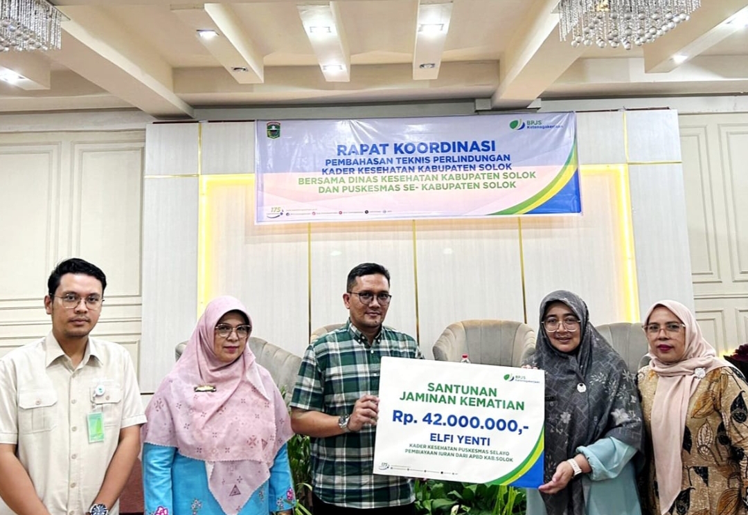 Penyerahan simbolis manfaat Jaminan Kematian kepada Kader Posyandu yang meninggal dunia saat kepesertaan masih aktif.(Foto: Dok. BPJS Ketenagakerjaan Solok)