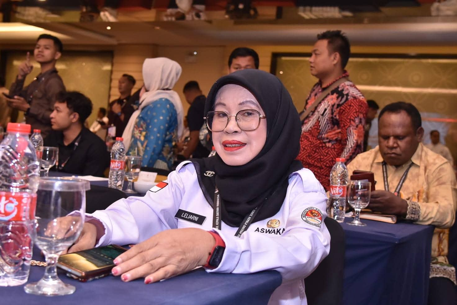 JADI ATENSI: Wakil Bupati Dharmasraya Leli Arni saat memberikan keterangan terkait maraknya praktik rentenir berkedok koperasi simpan pinjam. (DOKUMEN PADEK)