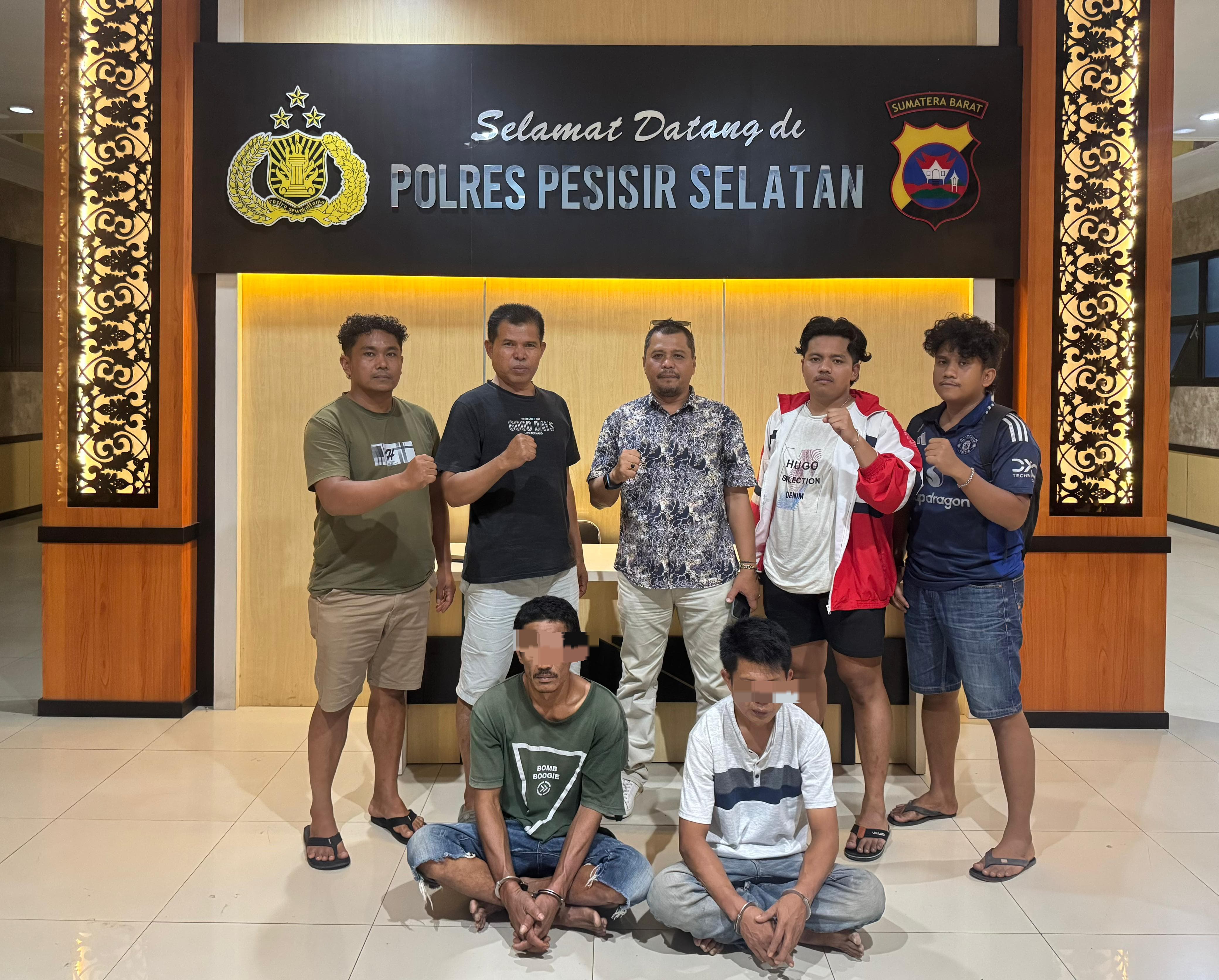 TIDAK BERKUTIK: Dua dari tiga tersangka kasus penyalahgunaan narkoba saat diamankan di Mapolres Pessel. (HUMAS POLRES PESSEL UNTUK PADEK)