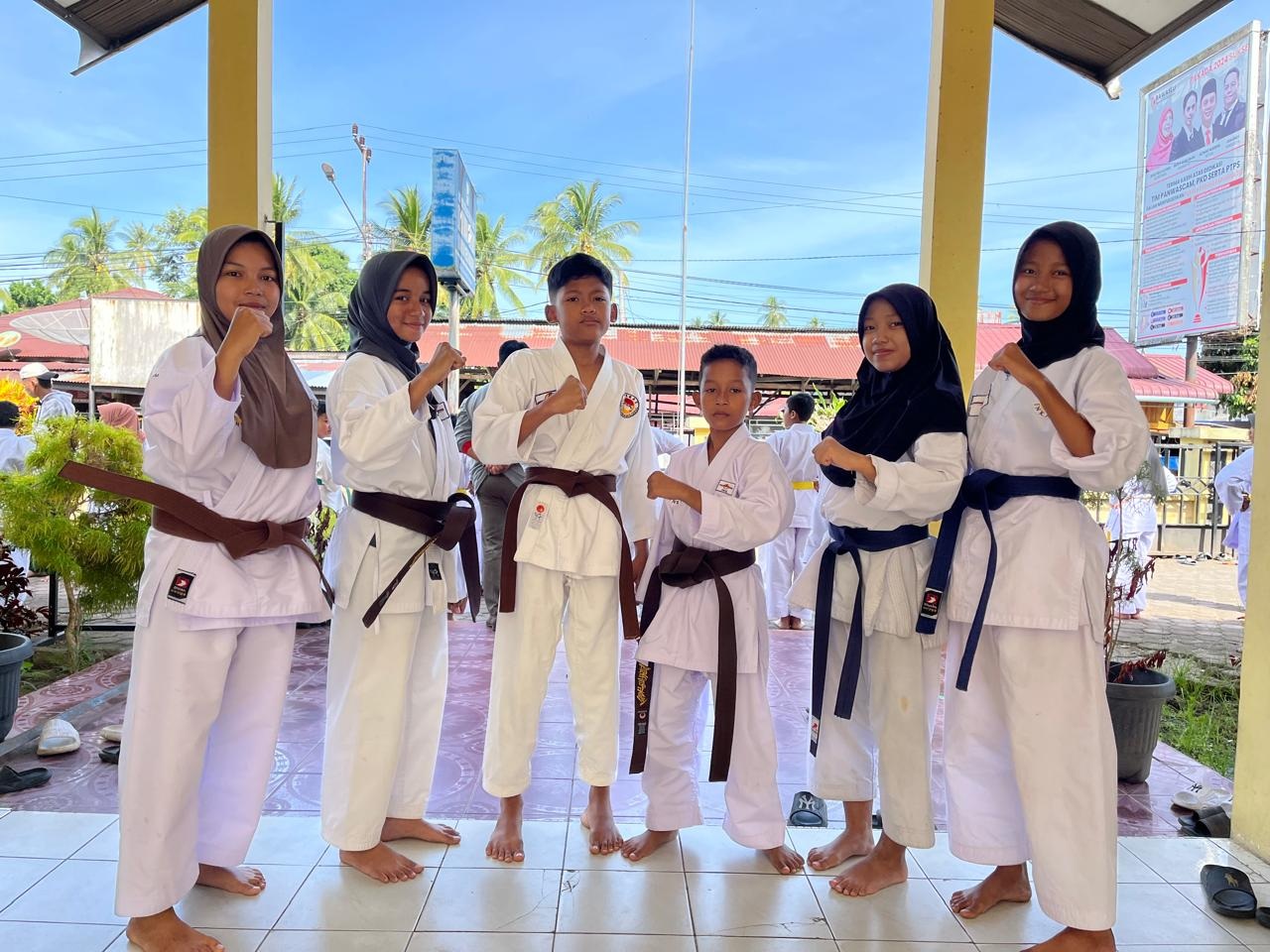 Enam karateka dari INKAI FKTI Korca Padangpariaman yang diutus untuk berlaga ke FORNAS VIII di ke Lombok, NTB.