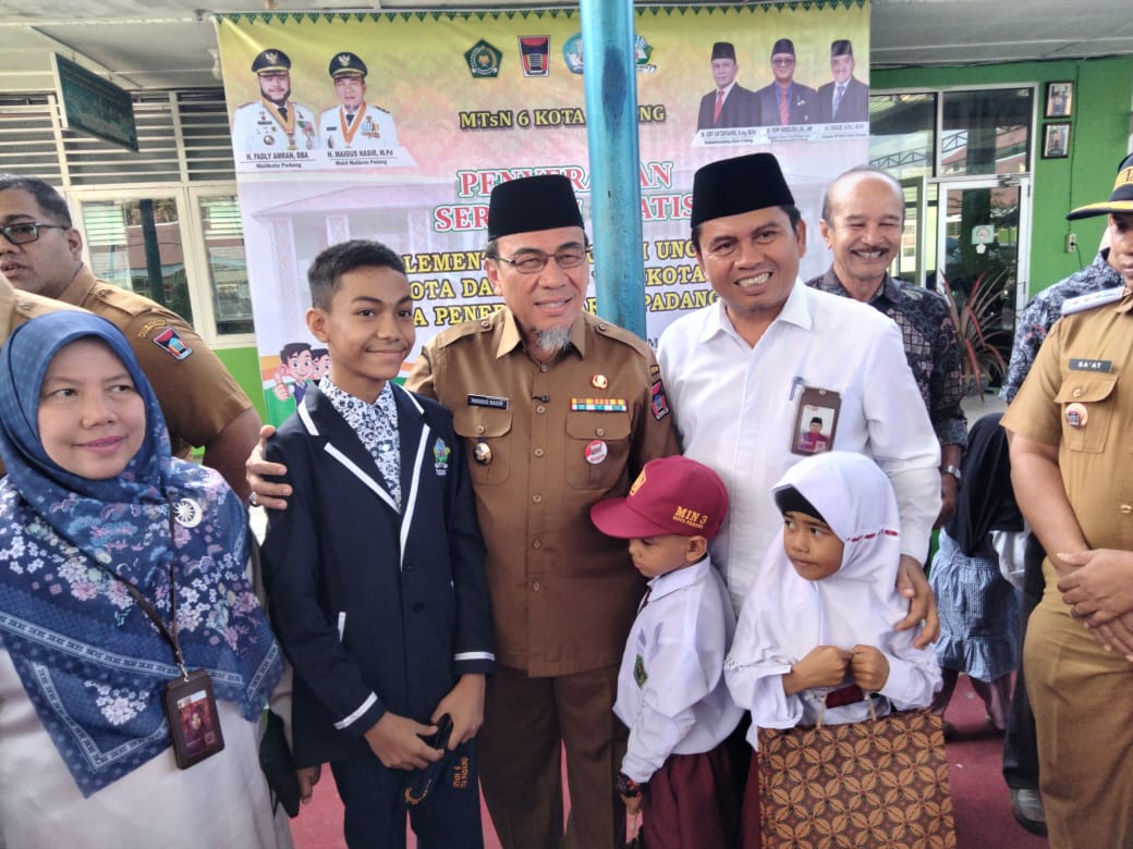 Kenzie Javas Niscala, siswa MTsN 6 Padang, wakili Sumbar di IMCS 2025 Singapura foto bersama Wakil Wali Kota Padang Maigus Nasir, Selasa (22/7/2025).