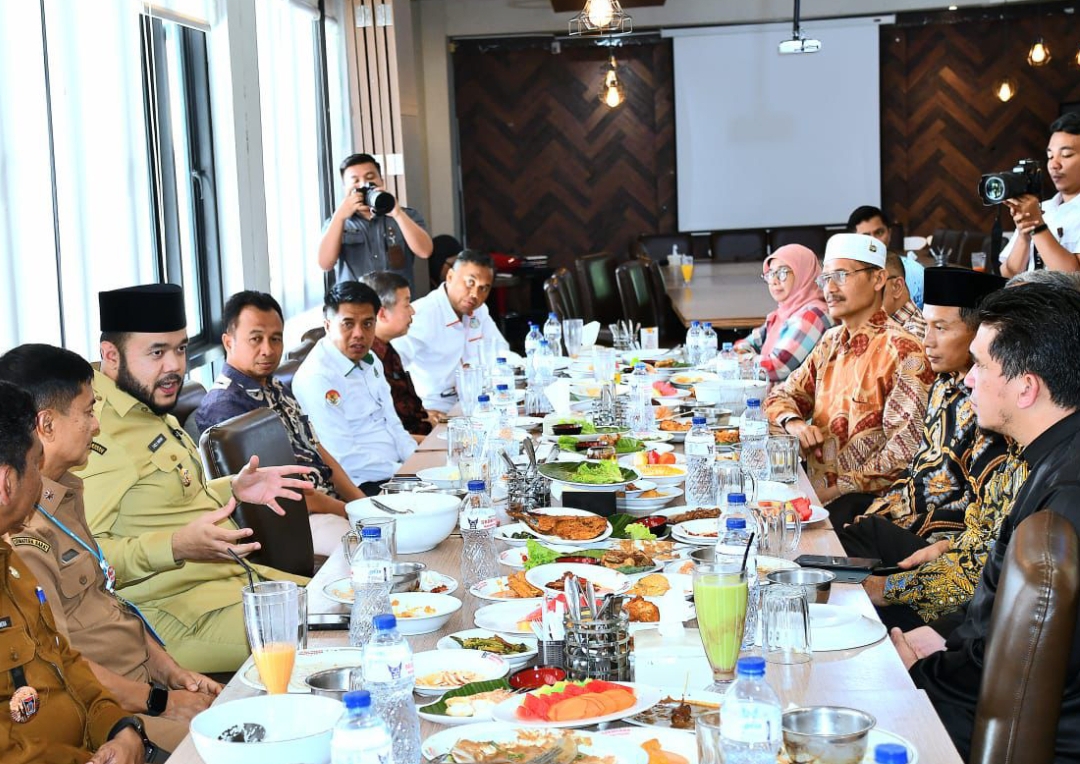 Wali Kota Padang Fadly Amran saat memimpin rapat pengurus DMDI Sumbar di Rumah Makan Sederhana, Senin (21/7/2025).(Foto: Prokopim)