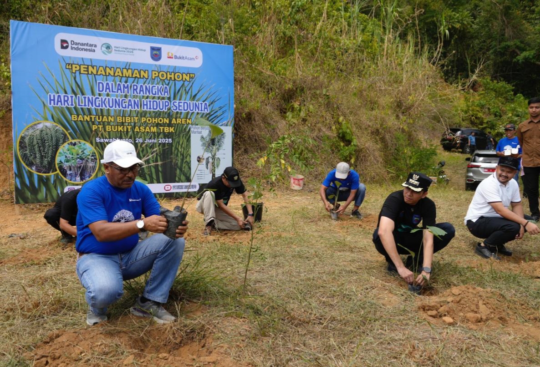 PTBA bersama masyarakat Desa Santur melakukan penanaman 500 bibit aren dan bambu sebagai bagian dari program TJSL di lahan pascatambang Sawahlunto.(Foto: Corcom)