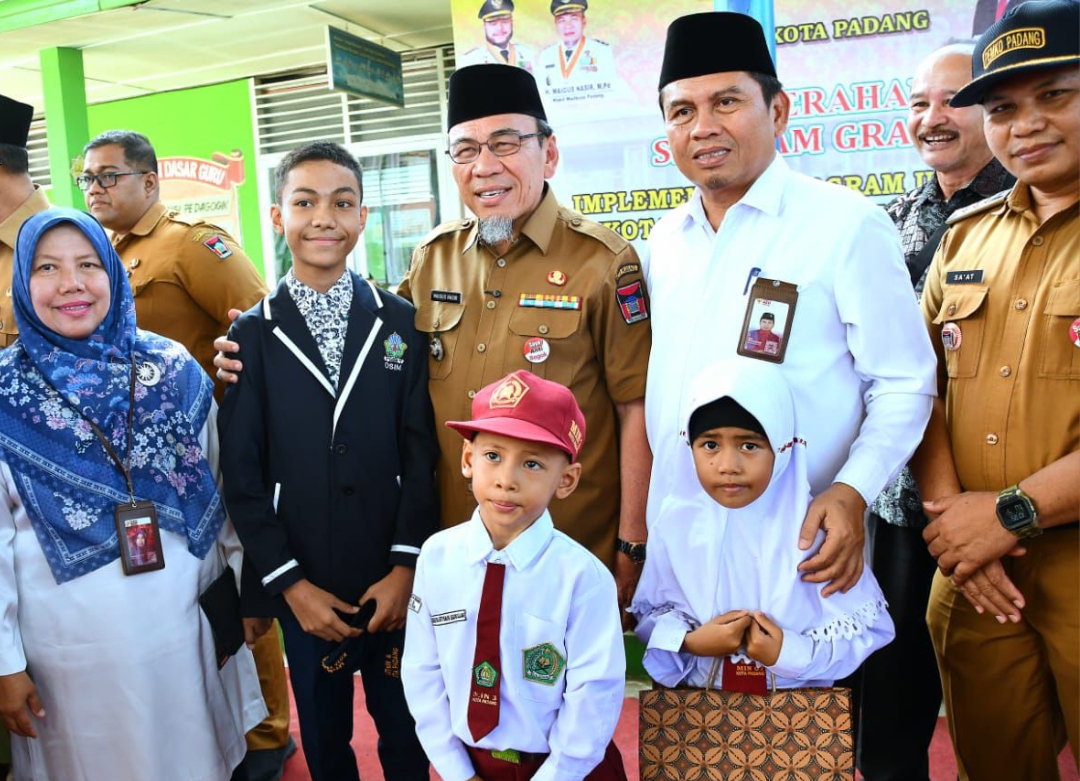Wakil Wali Kota Padang, Maigus Nasir bersama Kakan Kemenag dan siswa penerima bantuan seragam dan LKS gratis. (Foto: Prokopim)