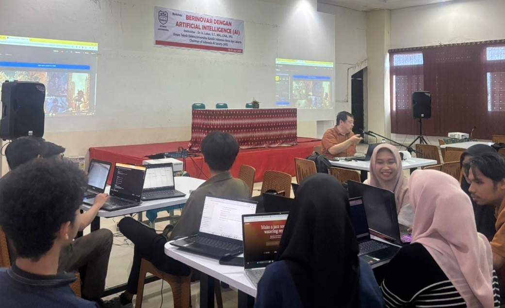 PRAKTIK: Mahasiswa tak hanya mempelajari teori, tapi juga praktik langsung menggunakan Anaconda 3 dan Python 3.15, dua tools pengembangan AI.