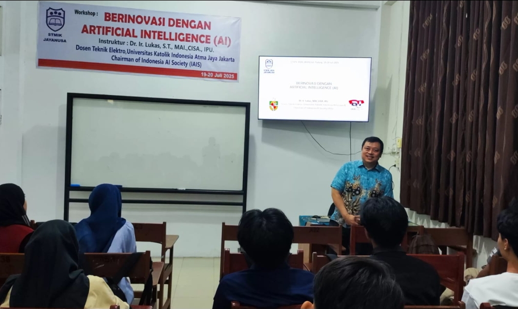 Dosen Teknik Elektro Universitas Atma Jaya Jakarta, Dr Lukas saat workshop bidang AI di Kampus STMIK Jayanusa, Sabtu (19/7/2025). (Foto: Randi/Padek)