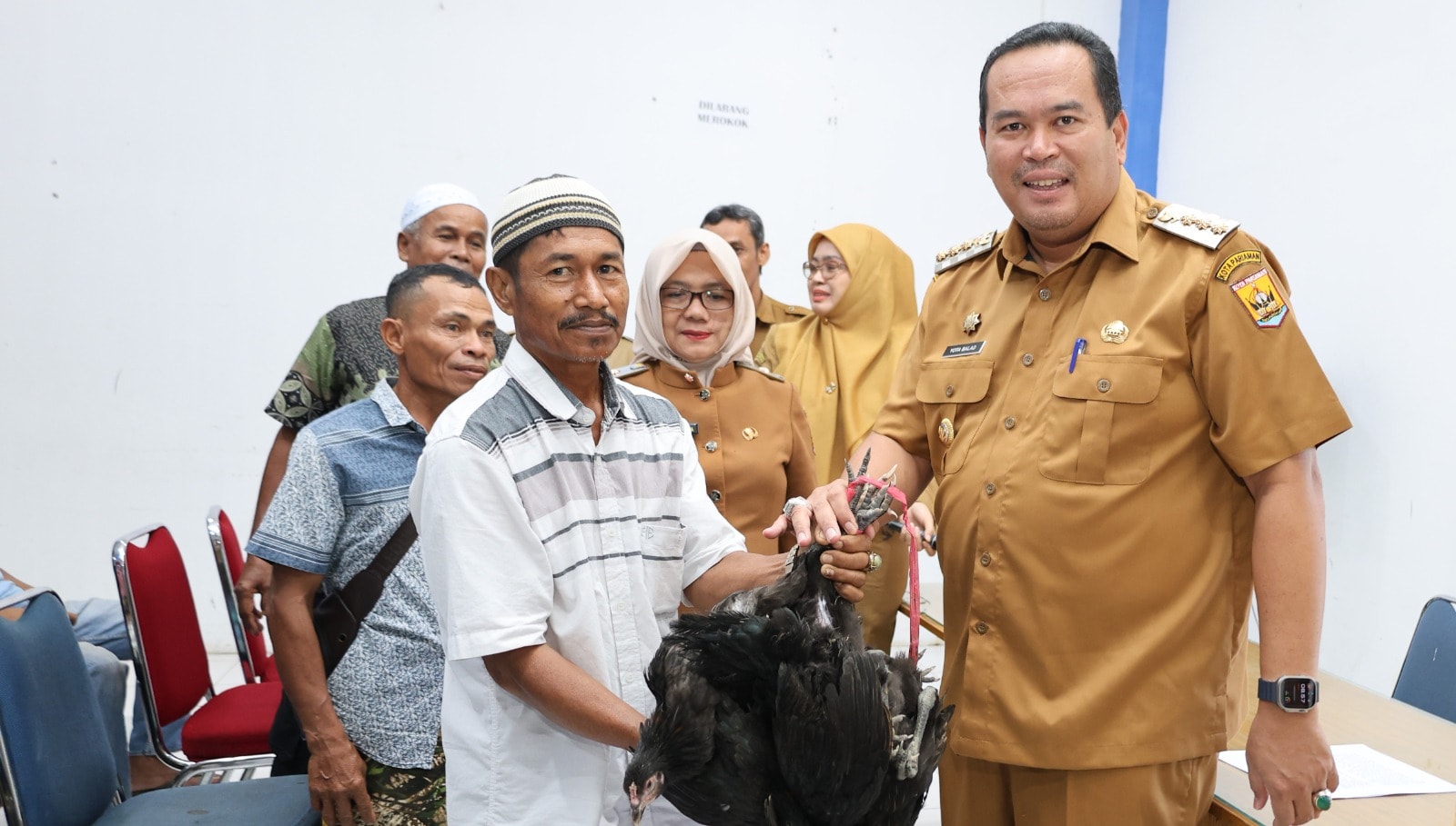 Wali Kota Pariaman Yota Balad serahkan bantuan ayam petelur kepada warga, Selasa (22/7/2025).