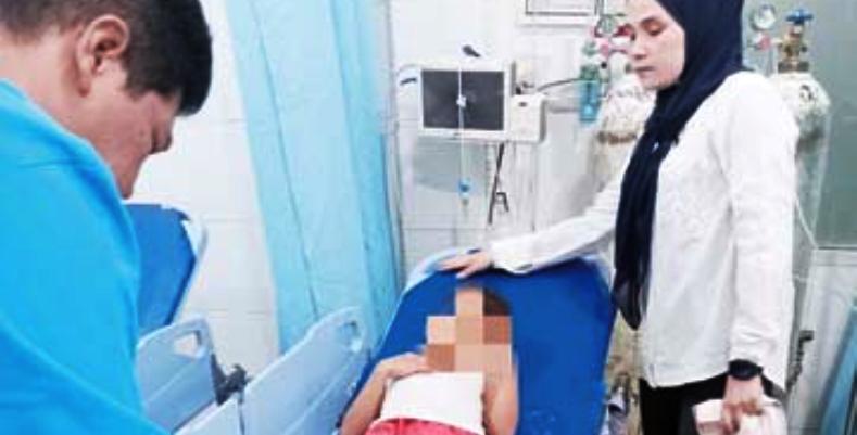 DIRAWAT: Salah satu korban ledakan gas di Kelurahan Labuah Basilang, Minggu (20/7). (DAMKAR PAYAKUMBUH UNTUK PADEK)