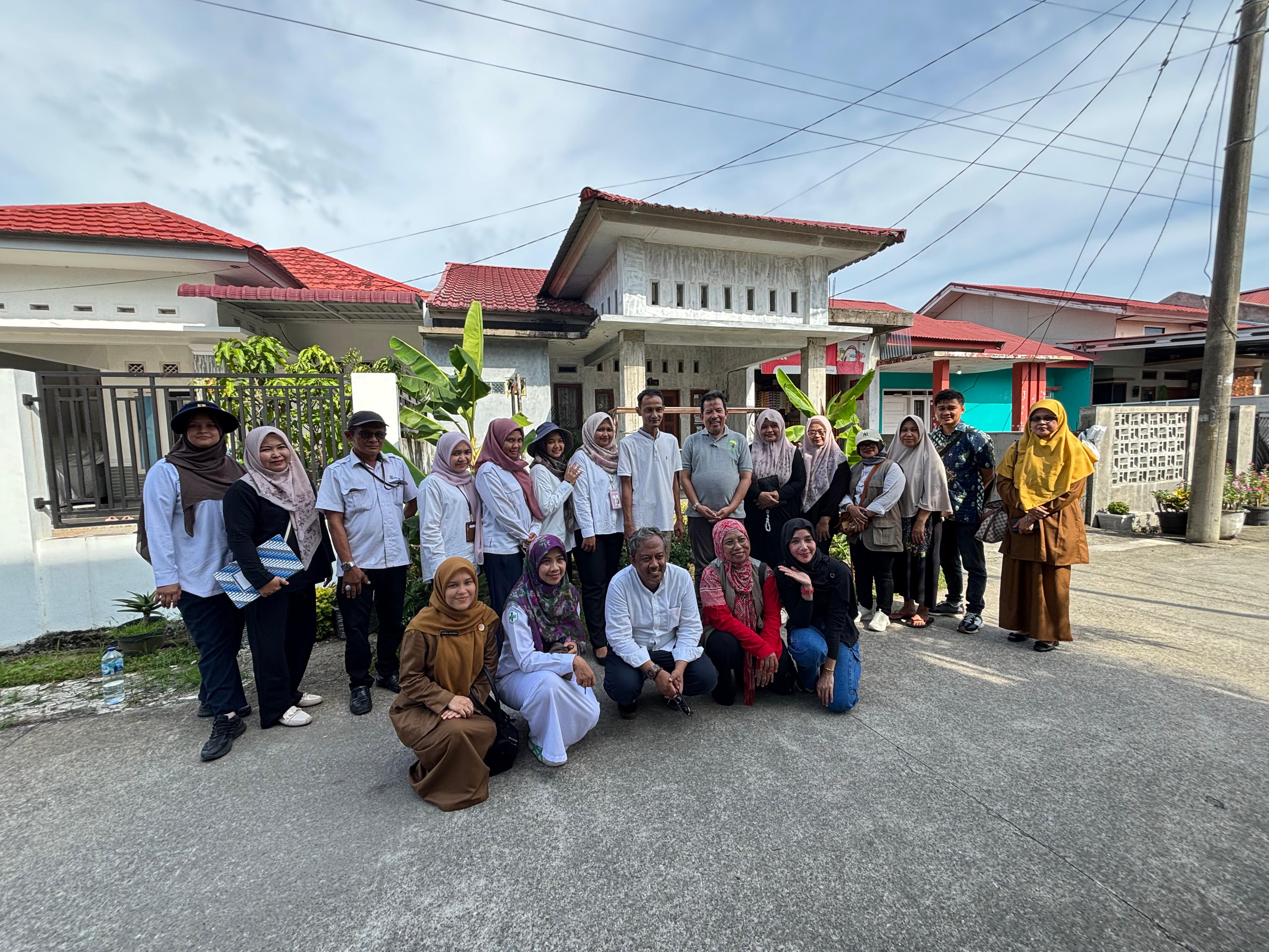 Tim Konsultan Nasional PU kunjungi Bank Sampah Permata di Kompleks Permata Surga, Kota Padang, dalam rangka monitoring ISWMP, dorong pengelolaan sampah organik dan peningkatan partisipasi warga.