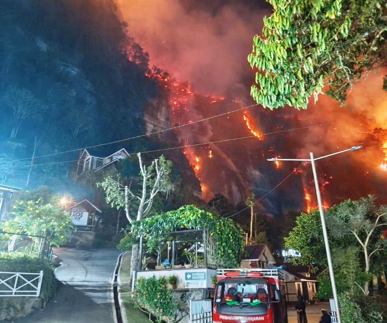 BERKOBAR: Kebakaran hutan dan lahan di Nagari Tarantang, Kecamatan Harau, Kabupaten Limapuluh Kota, pada Senin malam (21/7).(SY RIDWAN/PADEK)