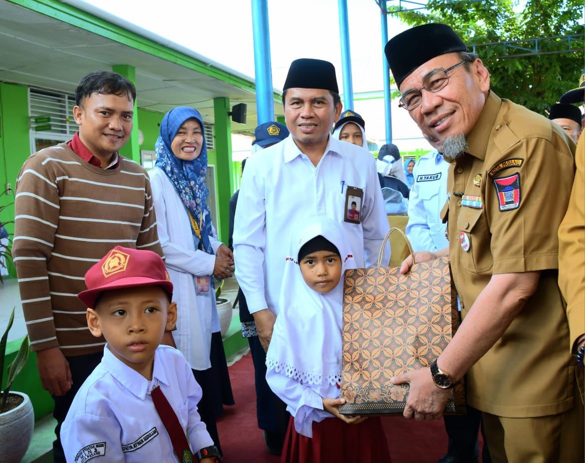Wawako Padang Maigus Nasir menyerahkan seragam gratis kepada siswa madrasah di MTsN 6 Padang, Selasa (22/7).