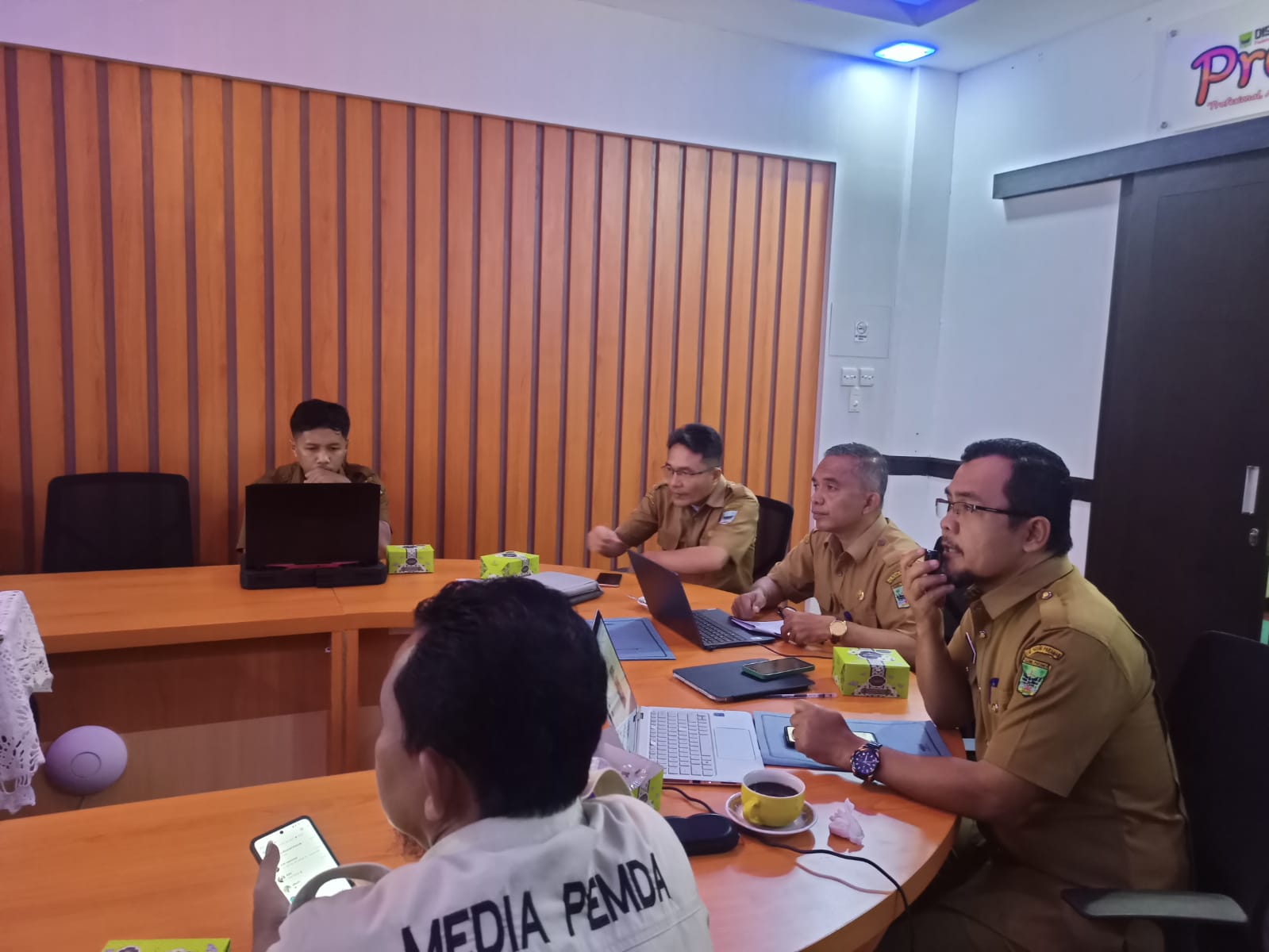 EVALUASI: Kadiskominfo Zahirman sosialisasikan dan peningkatan kapasitas bagi PPID serta pengelola SP4N-LAPOR se Padangpariaman, kemarin. (DISKOMINFO PADANGPARIAMAN)