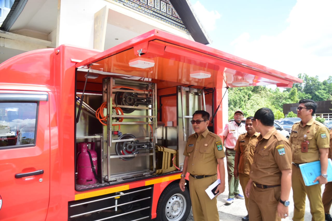 FASILITAS KEBENCANAAN: Bupati Padangpariaman, John Kenedy Azis dan jajaranya terkait, saat mengecek mobil dapur umum yang diberi BNPB, kemarin. (DISKOMINFO PADANGPARIAMAN)