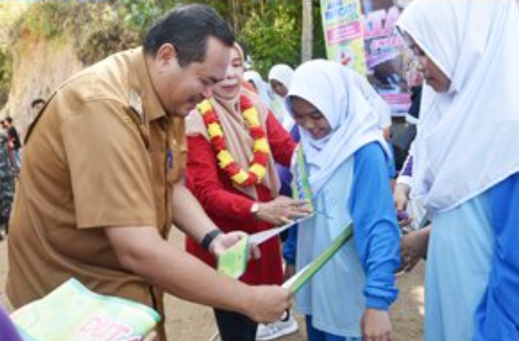Wali Kota Pariaman Yota Balad menyerahkan selempang kepada duta aksi bergizi sebagai simbol komitmen pelajar dalam kampanye gizi seimbang dan konsumsi tablet tambah darah. (Foto: Diskominfo)
