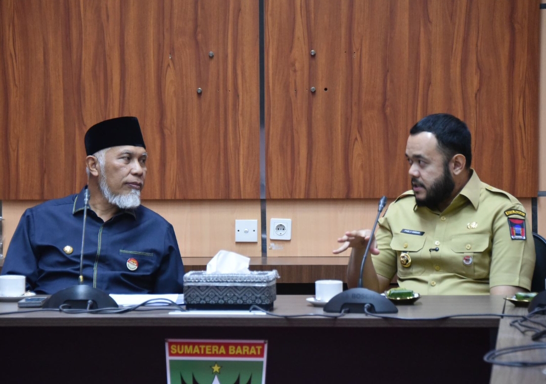 Wali Kota Fadly Amran mengundang Gubernur Sumbar Mahyeldi untuk menghadiri berbagai agenda strategis yang digelar pada HKK Padang Agustus 2025.(Foto: Prokopim)