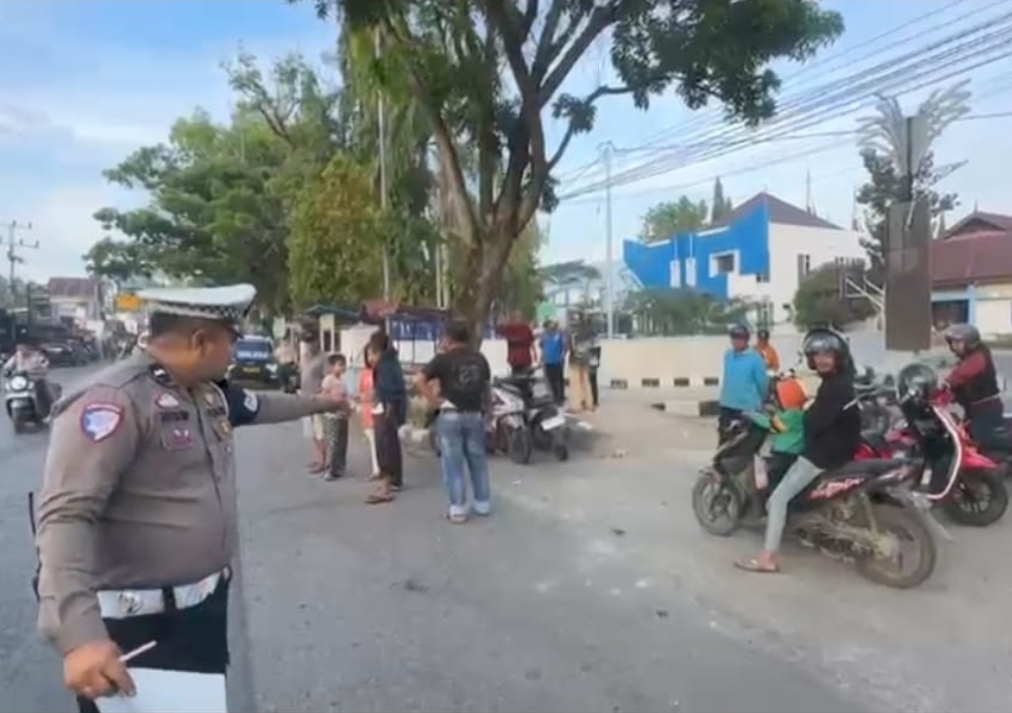 Petugas Satlantas Polres Solok melakukan olah TKP kecelakaan beruntun yang menewaskan dua orang di Simpang Nagari Koto Baru, Selasa (22/7/2025) pagi. (Foto: Satlantas)