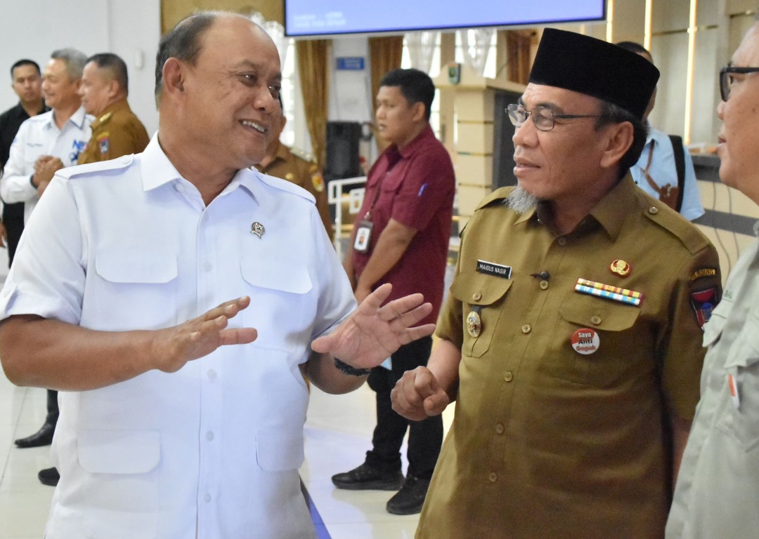 Wakil Wali Kota Padang, Maigus Nasir (kanan) berbincang dengan Kepala BGN, Dadan Hindayana, usai Rapat Koordinasi Program Makan Bergizi Gratis di Padang. (Foto: Prokopim)