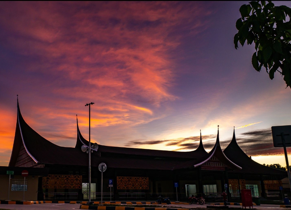Rest area tipe A Tol Padang&ndash;Sicincin hadirkan fasilitas lengkap dan desain rumah adat Minang. (Foto: HKI)