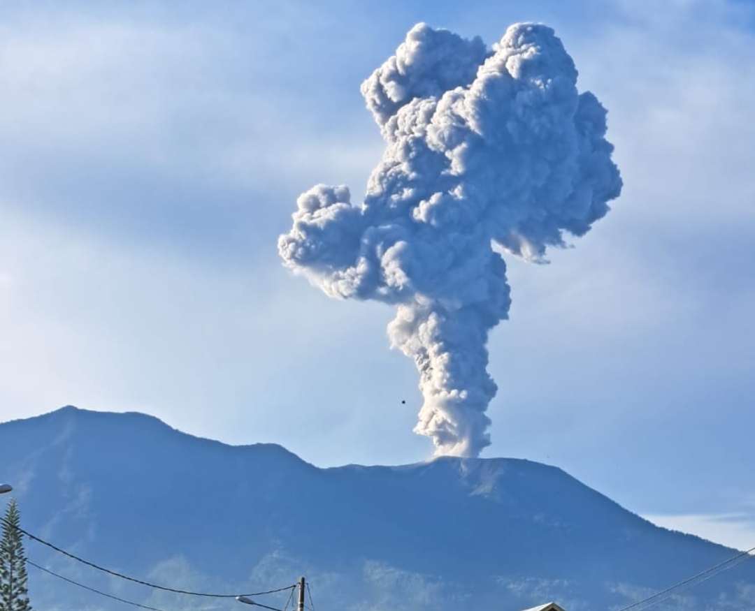 Letusan Gunung Marapi memunculkan kolom abu setinggi 1.600 meter dari puncak. Foto diambil sesaat setelah dentuman keras terdengar di wilayah sekitar. (Foto: GWA Marapi Information)