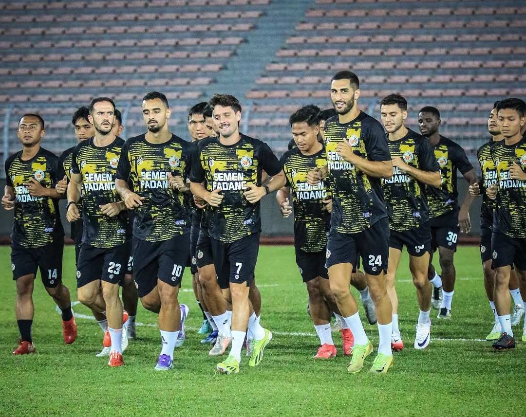 Skuad Semen Padang FC jelang menghadapi KLC FC di Malaysia. (Foto: Instagram/ @semenpadangfcid)