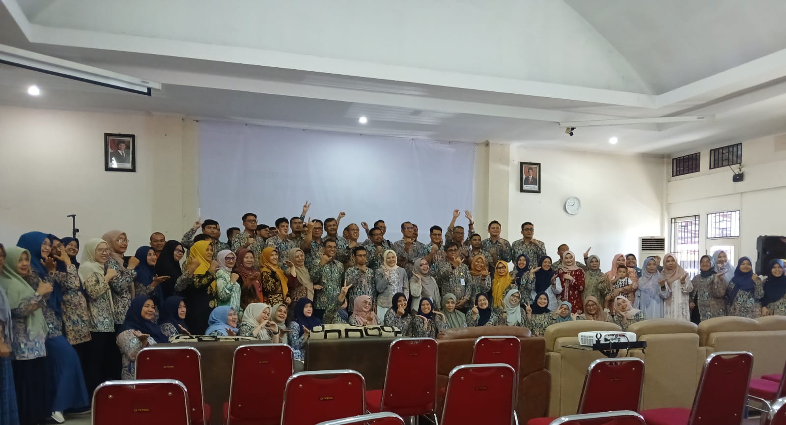 Keluarga besar Balai Pelaksanaan Jalan Nasional (BPJN) Sumatera Barat . Elsa Putra Friandi resmi gantikan Thabrani sebagai Kepala BPJN Sumbar.