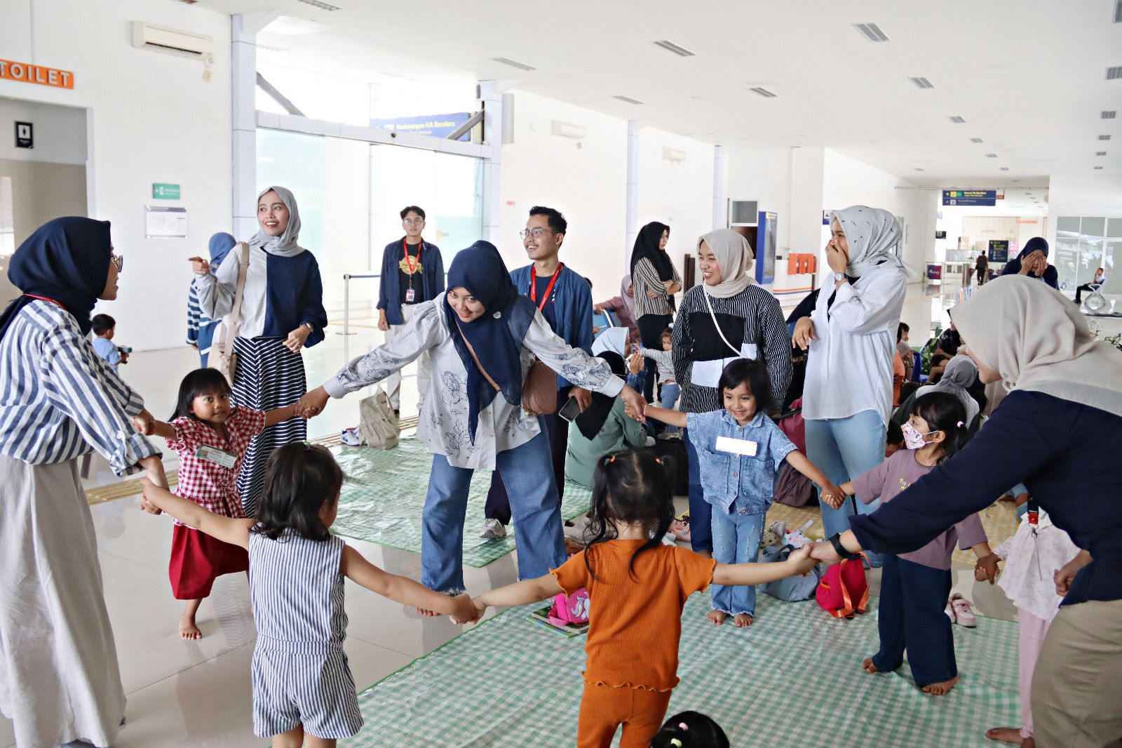 KAI Divre II Sumbar rayakan Hari Anak Nasional 2025 dengan aktivitas interaktif bagi anak-anak di Stasiun Padang dan KA Pariaman Ekspres.