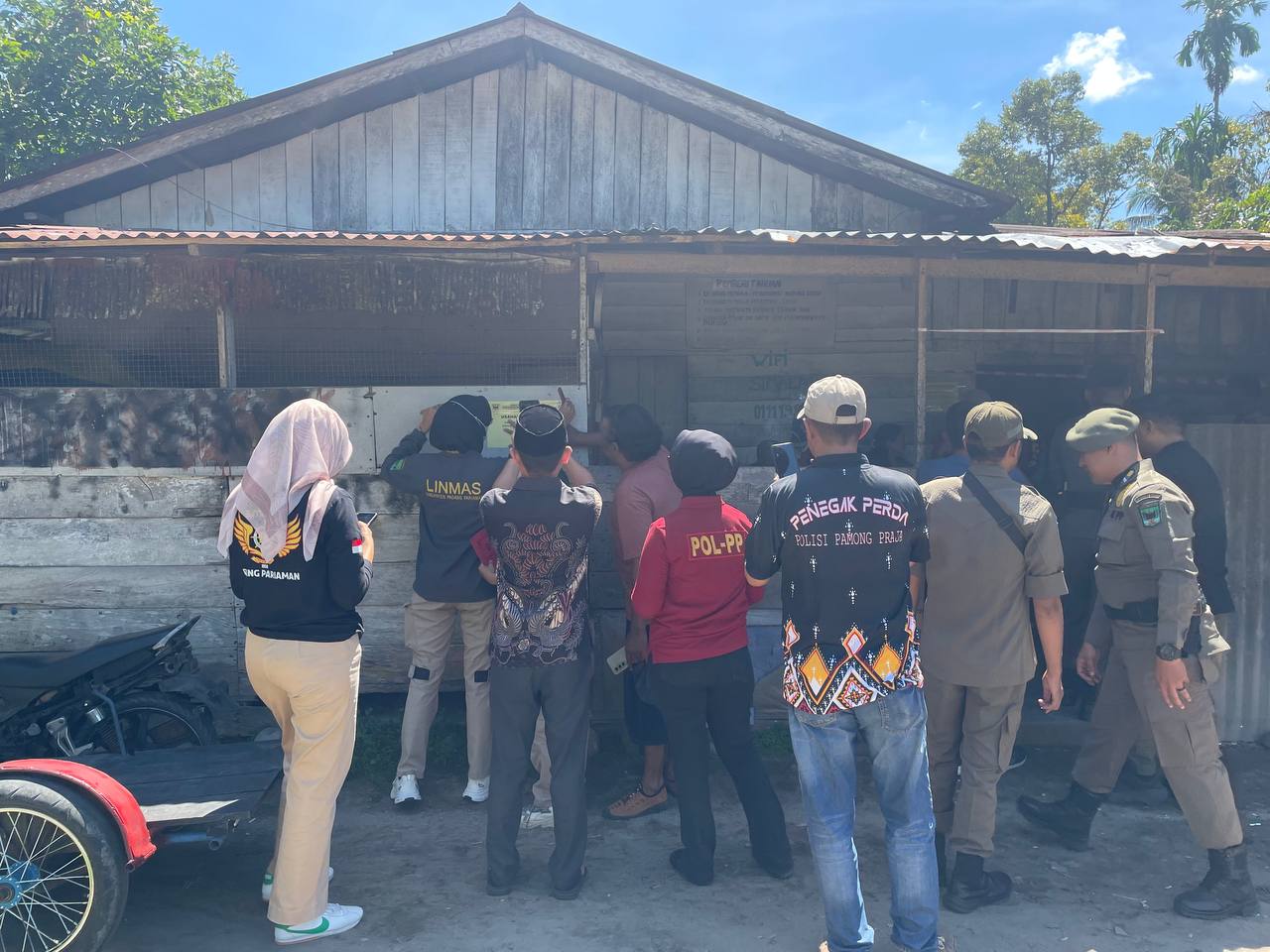 Satpol PP Padangpariaman segel cafe tuak di Lubukalung karena ganggu ketertiban.