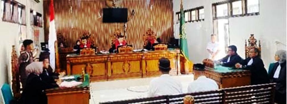 BERJALAN AMAN: Suasana ruang sidang Cakra PN Lubuk Sikaping saat Majelis Hakim membacakan putusan kasus ganja 514 kg yang melibatkan enam terdakwa, Senin (21/7). (JONI UNTUK PADEK)