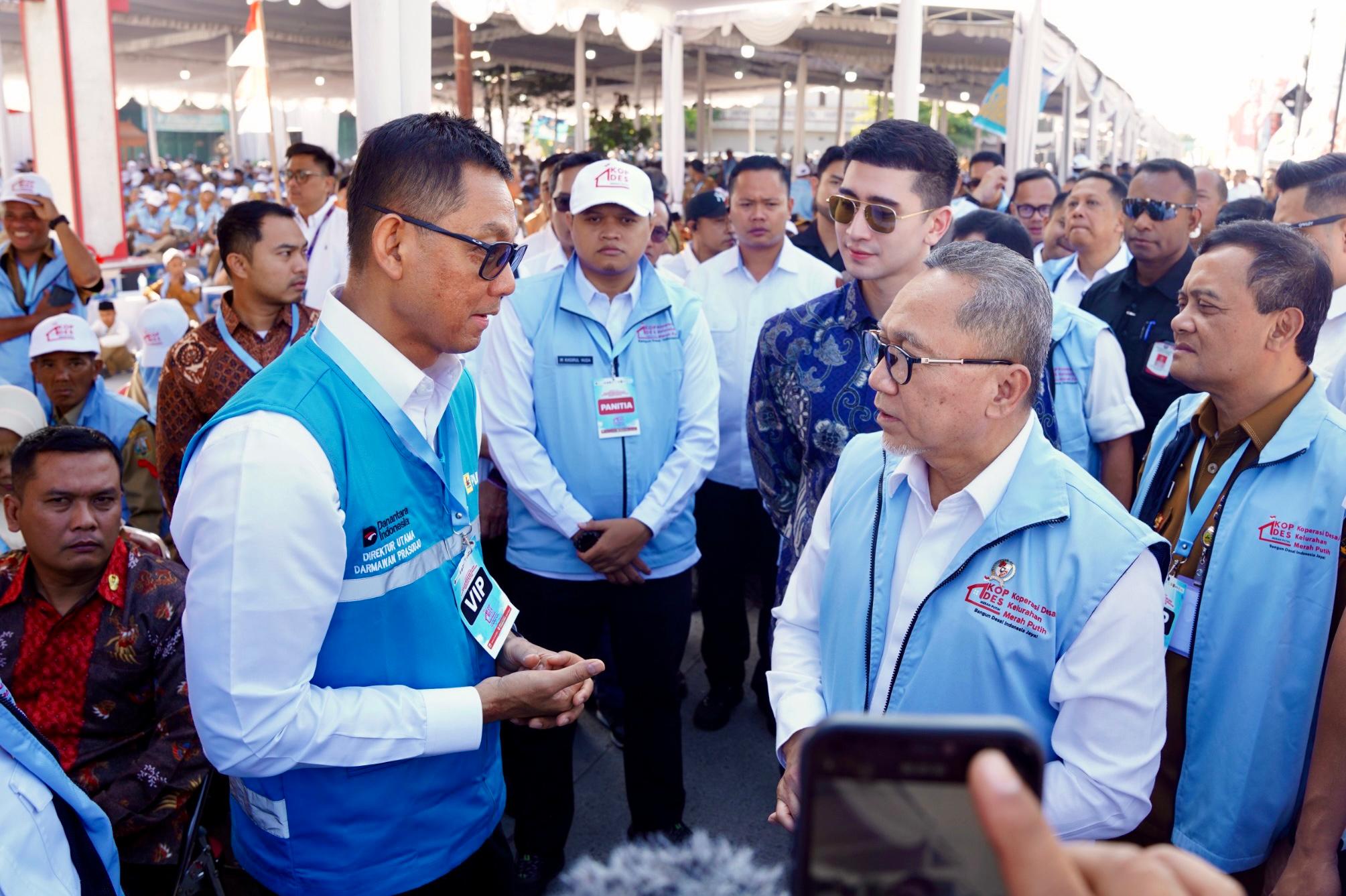 Direktur Utama PLN, Darmawan Prasodjo (kiri) berbincang dengan Menteri Koordinator Bidang Pangan Indonesia sekaligus Ketua Satuan Tugas Koperasi Merah Putih, Zulkifli Hasan (kanan).