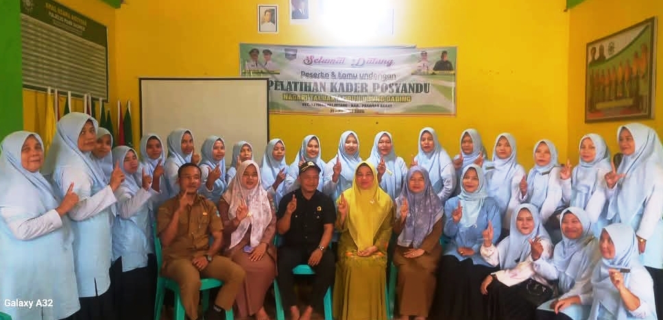 TINGKATKAN KAPASITAS: Ketua TP-PKK Pasaman Barat, Ny. Sifrowati Yulianto, pengurus TP-PKK dan kader Posyandu di Kecamatan Pasaman dan Lembah Melintang, Senin (21/7). (DOK PRIBADI)