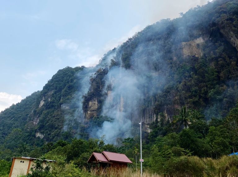 SULIT DIJANGKAU: Asap dari kebakaran hutan dan lahan masih terlihat di kawasan wisata Lembah Harau, Kabupaten Limapuluh Kota, sekitar pukul 15.30 WIB, kemarin.(SY RIDWAN/PADEK)