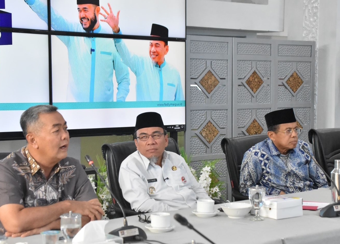Wawako Padang Maigus Nasir (tengah) memimpin Rapat Optimalisasi Launching Smart Surau di Kediaman Resmi Wali Kota Padang, Rabu (23/7/2025).(Foto: Prokopim)