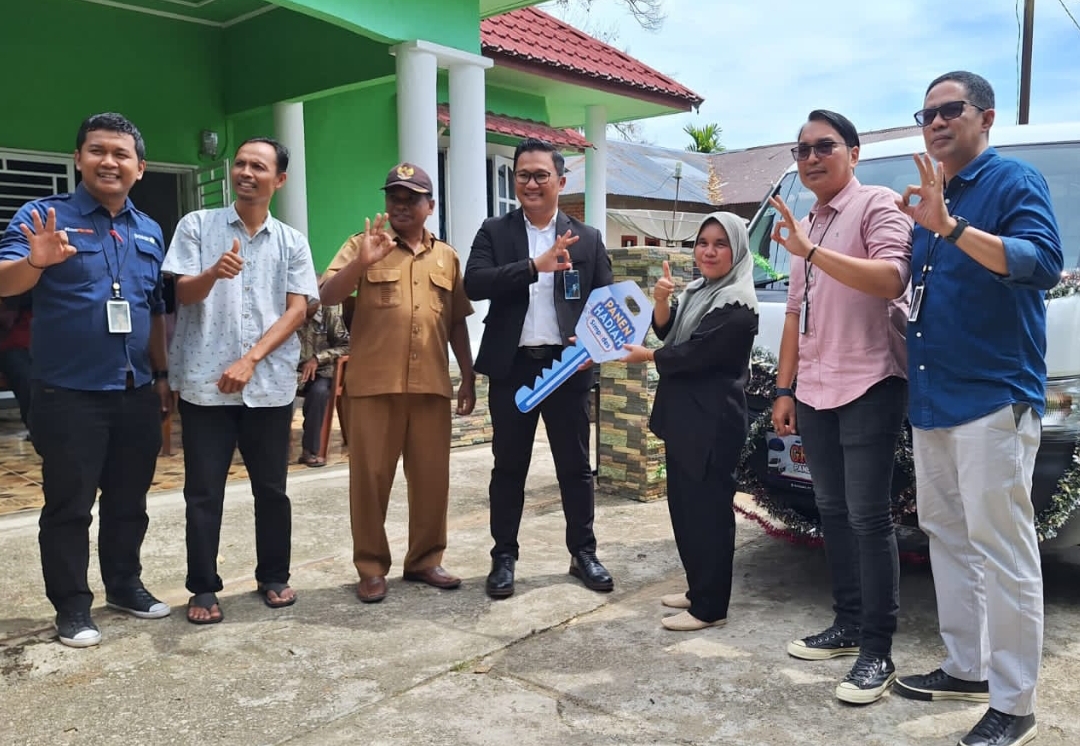 Pinca BRI Painan, Alvin Nur Muhammad, menyerahkan hadiah utama 1 unit mobil kepada Rozalina Fitria. (Foto: Yon/Padek)