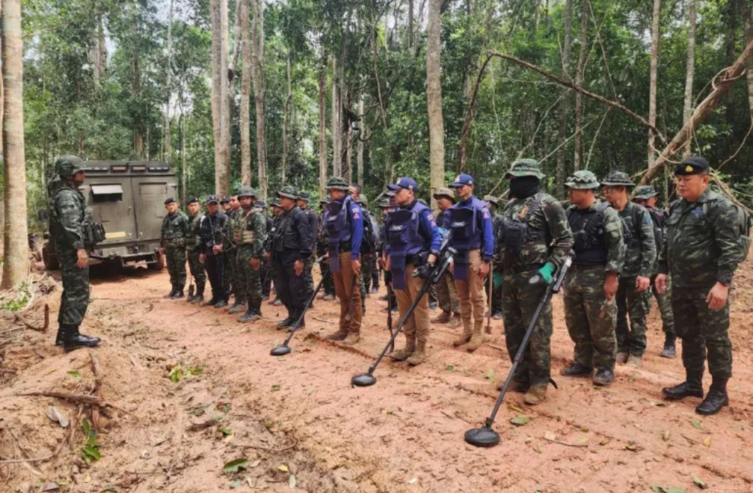 Dalam foto yang dirilis oleh Angkatan Darat Kerajaan Thailand pada Juli 2025 ini, tentara Thailand sedang memeriksa wilayah perbatasan di Provinsi Ubon Ratchathani. (Foto: AP)