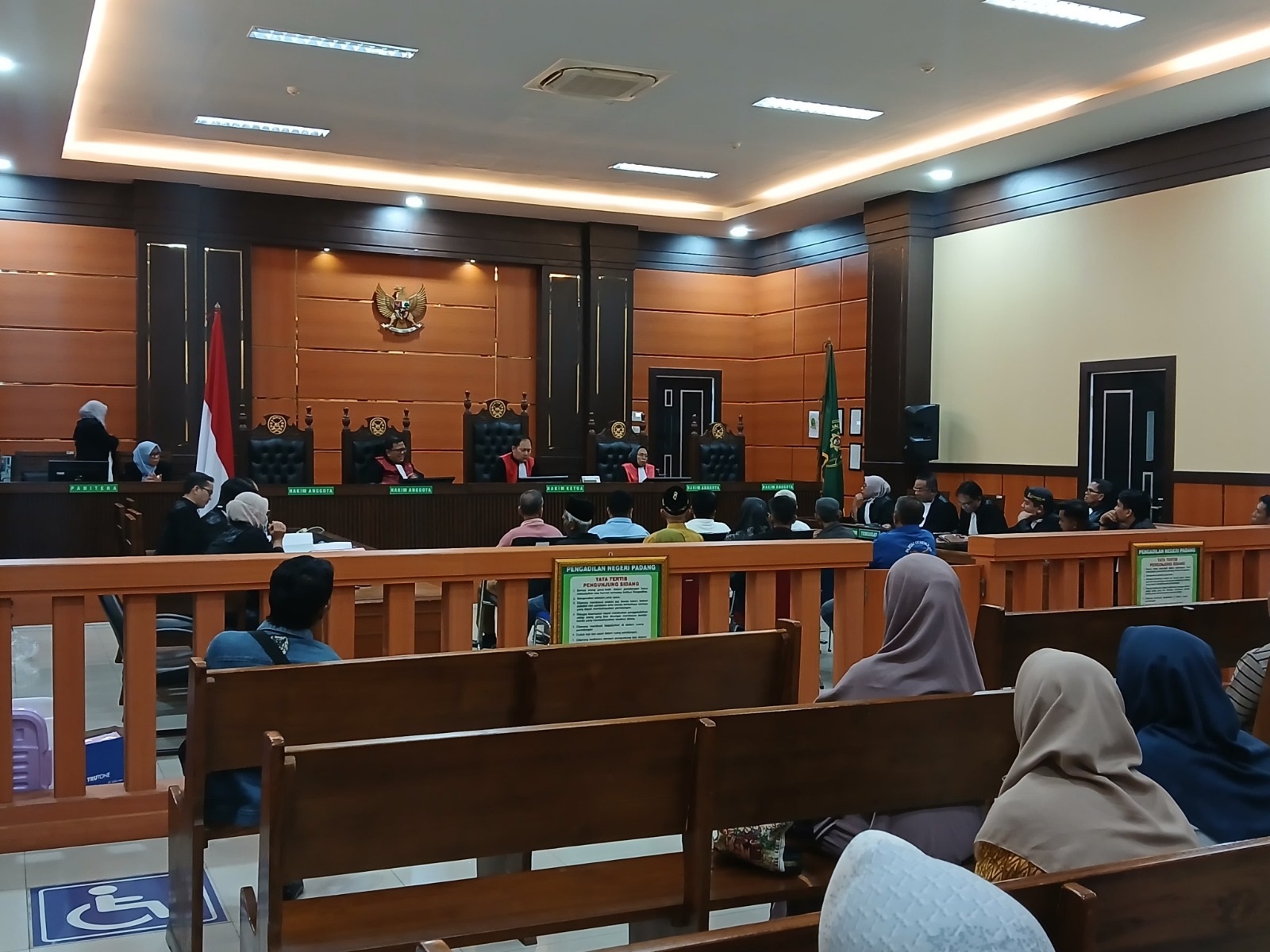 SIDANG LANJUTAN: Suasana pelaksanaan sidang Tol Jilid II dengan agenda pembacaan tuntutan oleh JPU yang berlangsung pada Selasa (22/7) malam.(SUYUDI/PADEK)