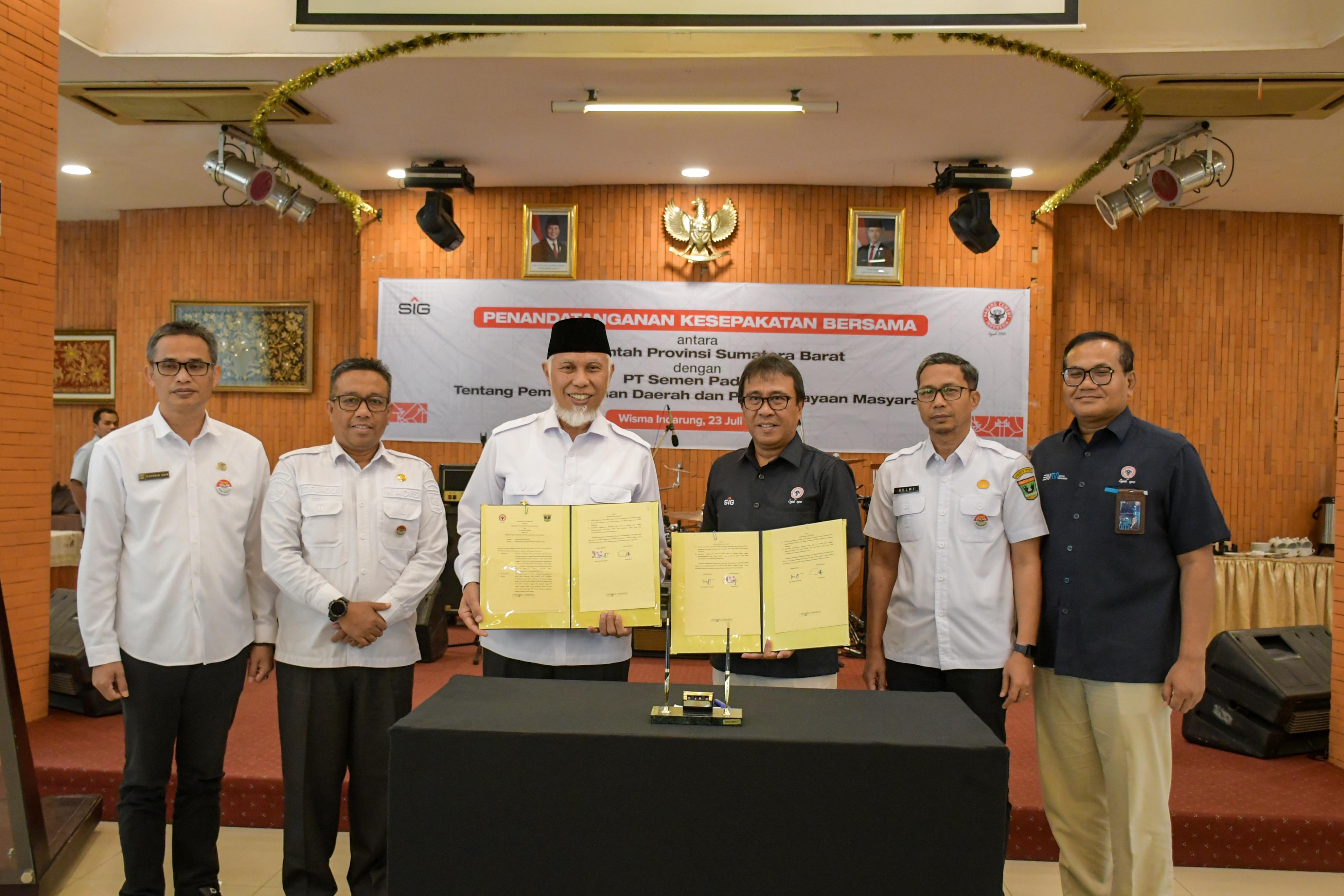PT Semen Padang memperkuat komitmen terhadap pembangunan berkelanjutan melalui penandatanganan kesepakatan bersama dengan Pemerintah Provinsi Sumatera Barat di Wisma Indarung, Rabu (23/7/2025).