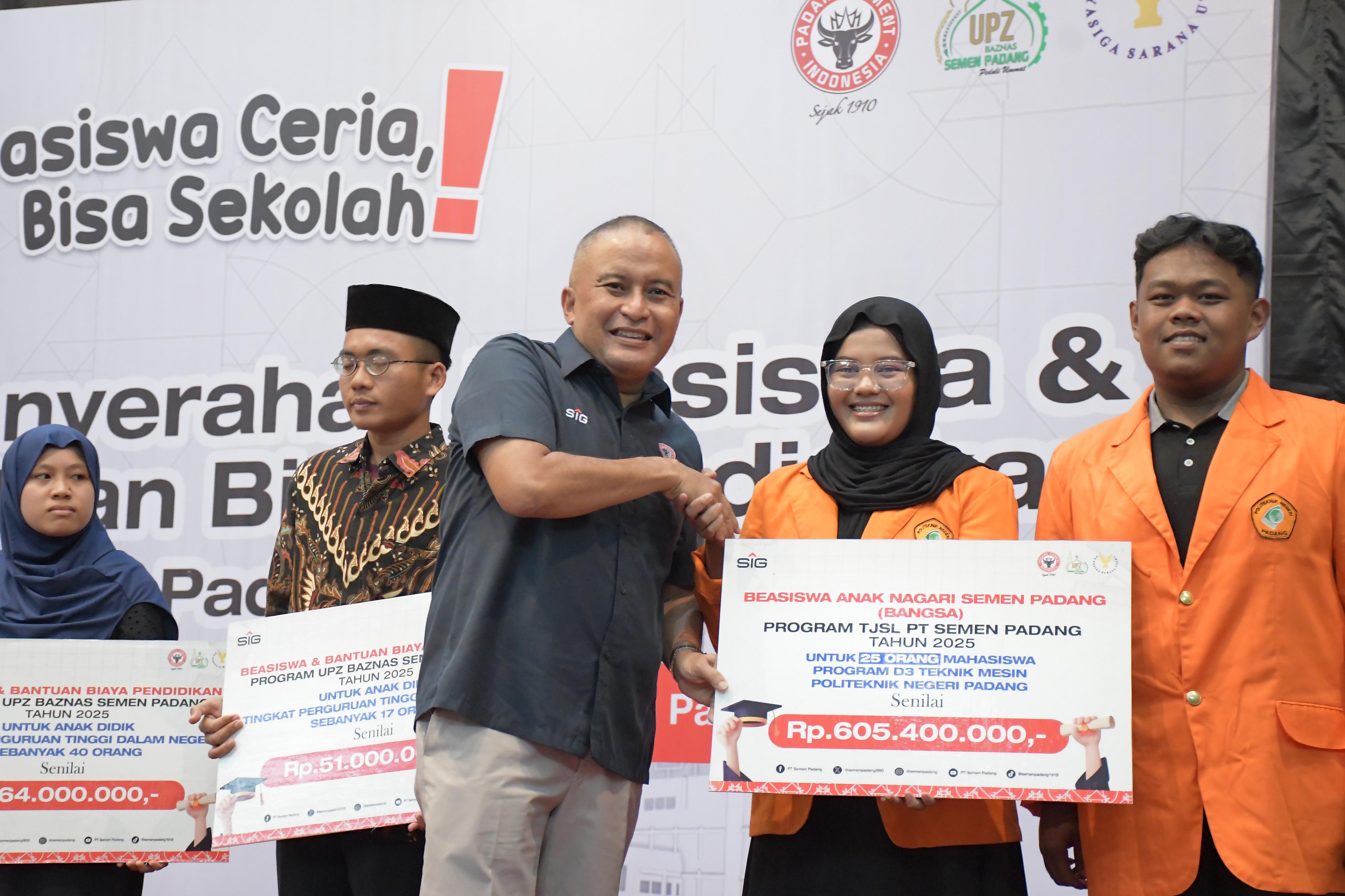 Oktoweri menyerahkan beasiswa dan bantuan pendidikan tahun 2025 kepada pelajar dan mahasiswa, Rabu (23/7/2025).