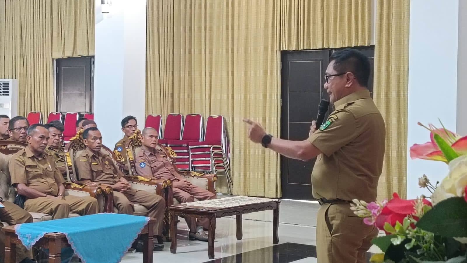 GERAM: Bupati Padangpariaman, John Kenedy Azis, rapat dengan kepala SMP se-Padangpariaman, kemarin.(DISKOMINFO PADANGPARIAMAN UNTUK PADEK)