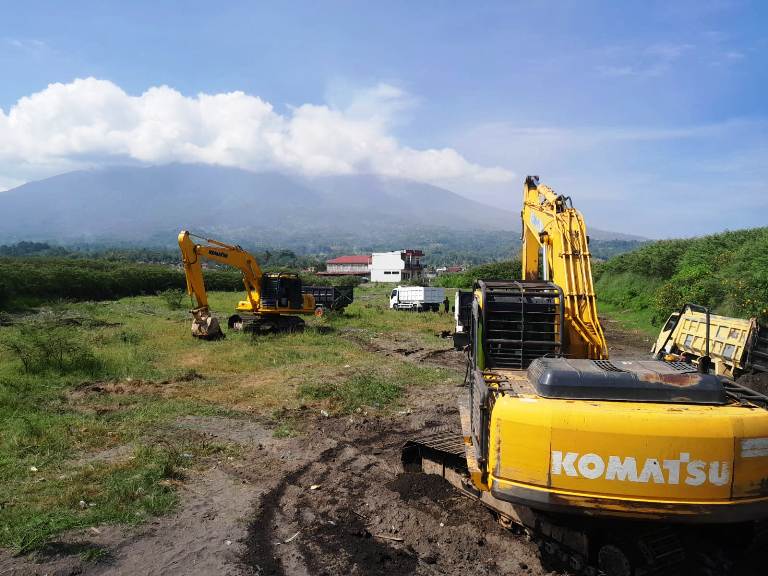 KERJA EKSTRA: Sejumlah alat berat sedang bekerja melakukan pengerukan material galodo di Bendungan Cangkiang yang terletak di Nagari Batutaba, kemarin.(RIAN/PADEK)