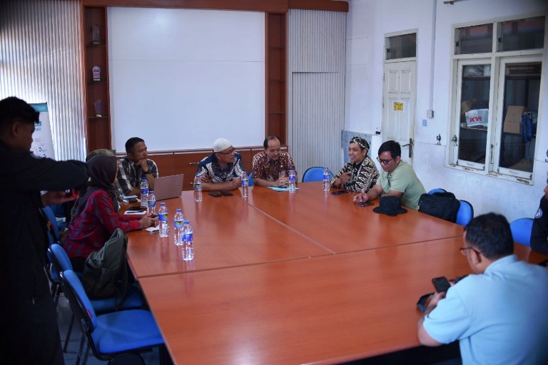 SIMBOL KOLABORASI: Pematangan persiapan Festival Lierasi dan Pamenan #2 antara Diskominfo Padangpanjang DPK Padangpanjang serta Komunitas Seni Hitam Putih sebagai penyelenggara.(DOKUMENTASI PANITIA)