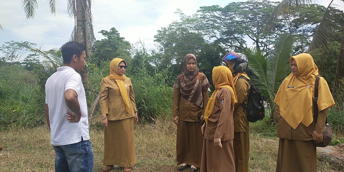 Dinas Pertanian Kota Padang saat meninjau salah satu lahan pertanian Masyarakat, beberapa waktu lalu.